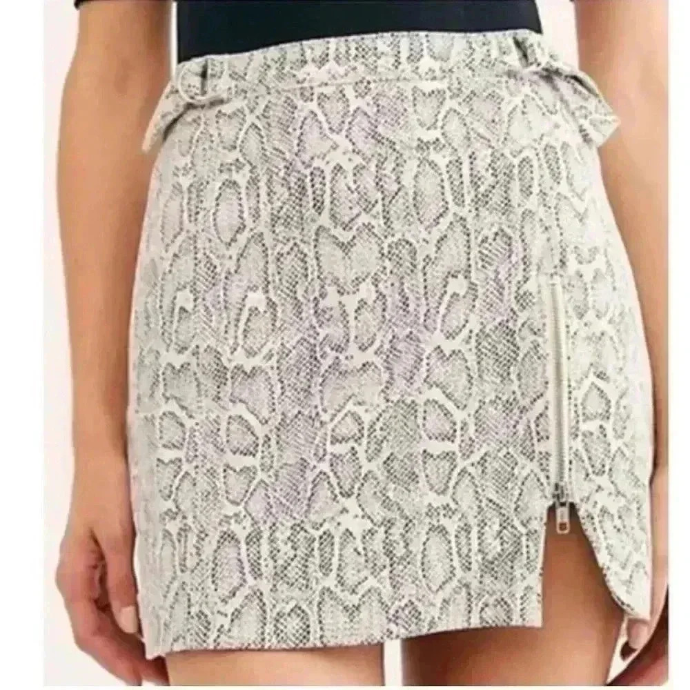 Free People women’s Snakeskin animal Print Mini Skirt NWT size 6 front side zip